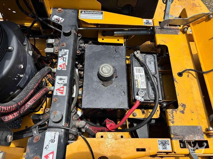 2015-hustler-super-z-72in-zero-turn-mower-image-24