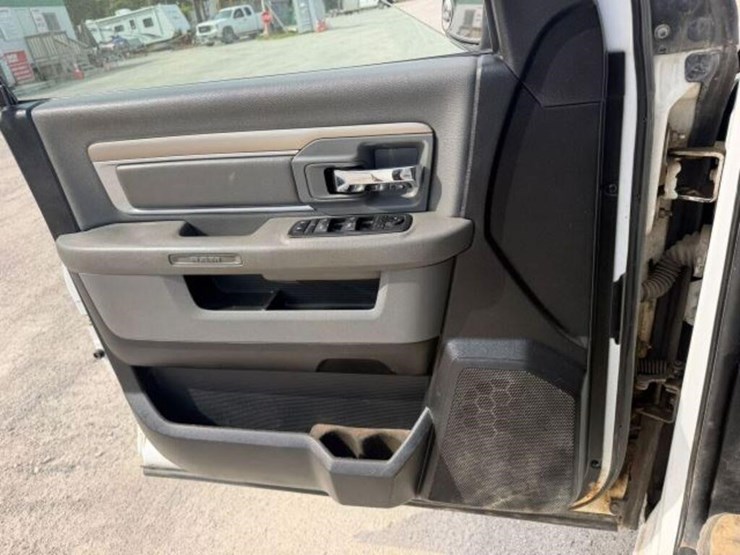 2017-ram-1500-slt-image-12