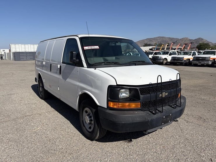 2014-chevrolet-express-3500-image-2