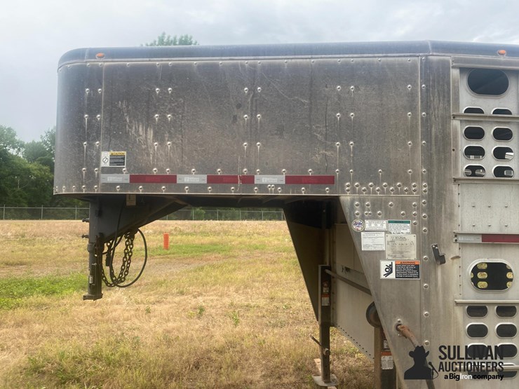 2018-wilson-livestock-trailer-image-13