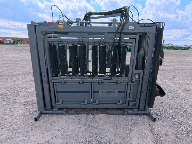 #1057-•-molly-mfg,-silencer-hydraulic-cattle-chute-image-3