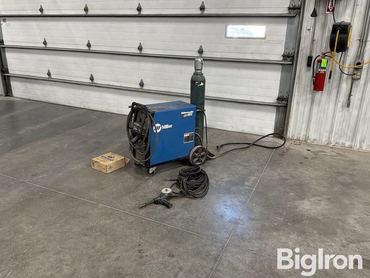 miller-millermatic-252-wire-welder-image-1