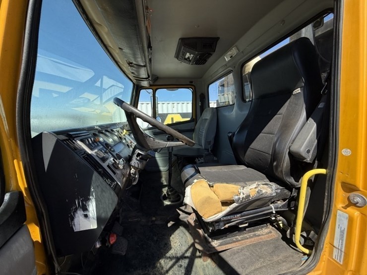 1994-freightliner-fl80-image-22