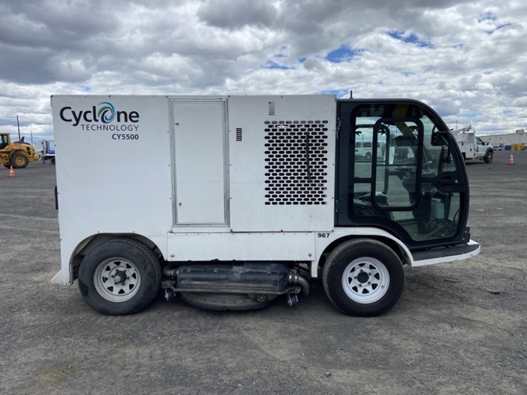 2013-cyclone-cy5500-surface-cleaning-truck-image-6