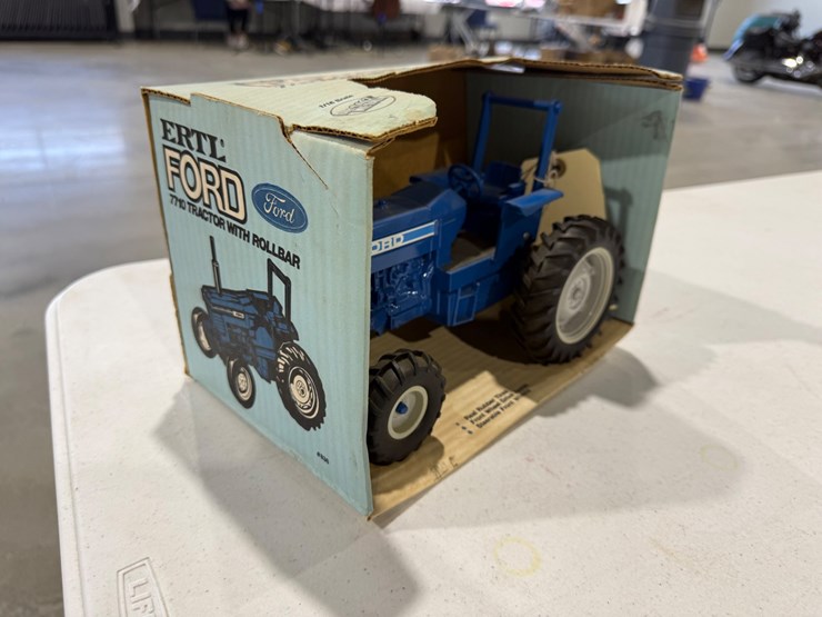 #47264-•-ford-7710-vintage-tractor-toy-image-2