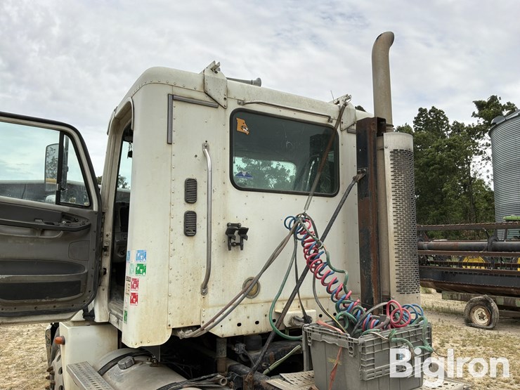 2005-freightliner-columbia-120-image-12