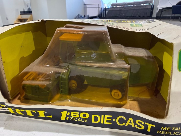 #47266-•-john-deere-985-combine-vintage-toy-image-7