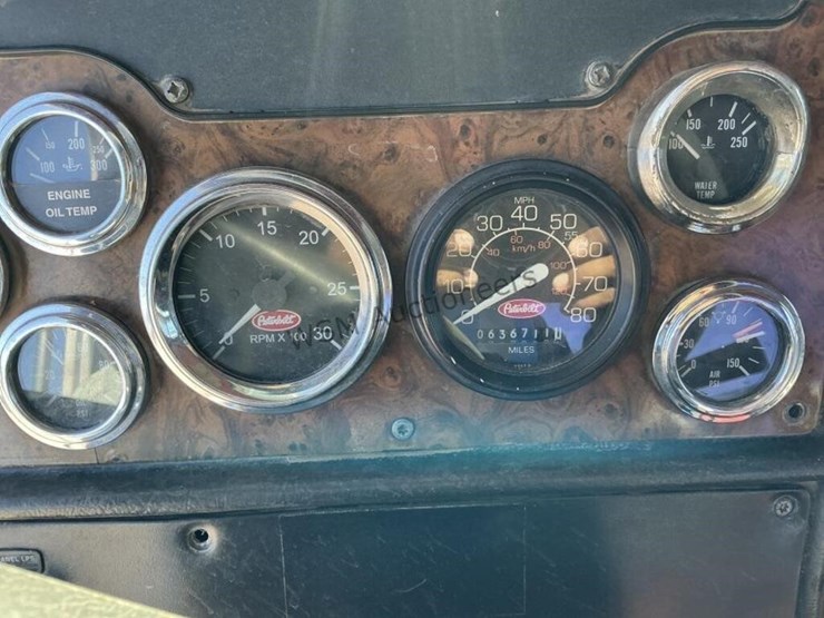 2001-peterbilt-379-image-18