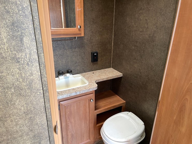 #2859-•-2016-shasta-oasis-tandem-axle-camper-(has-wi-title)-image-28