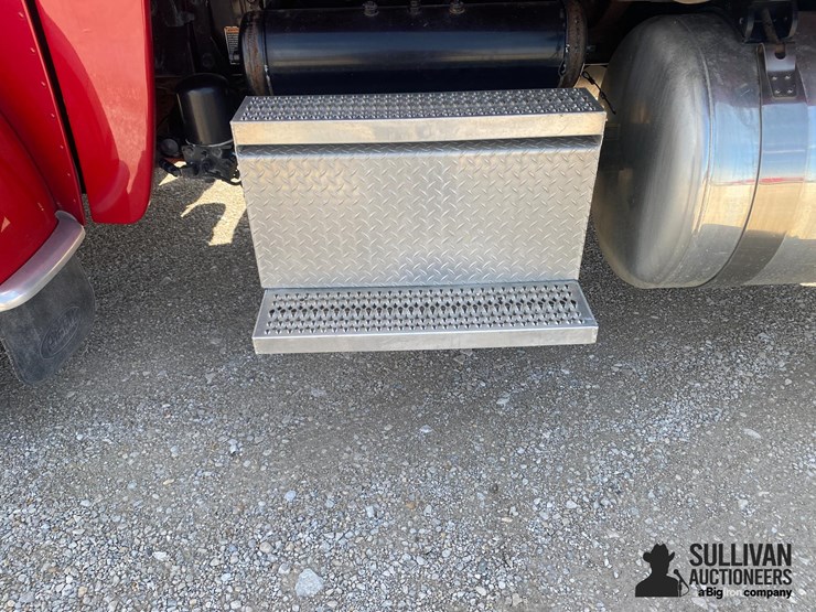 2013-peterbilt-388-image-15