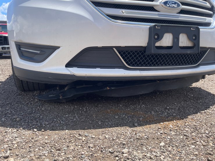 #2793-•-2013-ford-taurus-limited-sedan-(has-wi-title)-image-15