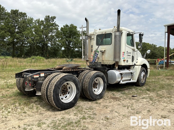 2004-freightliner-columbia-120-image-5