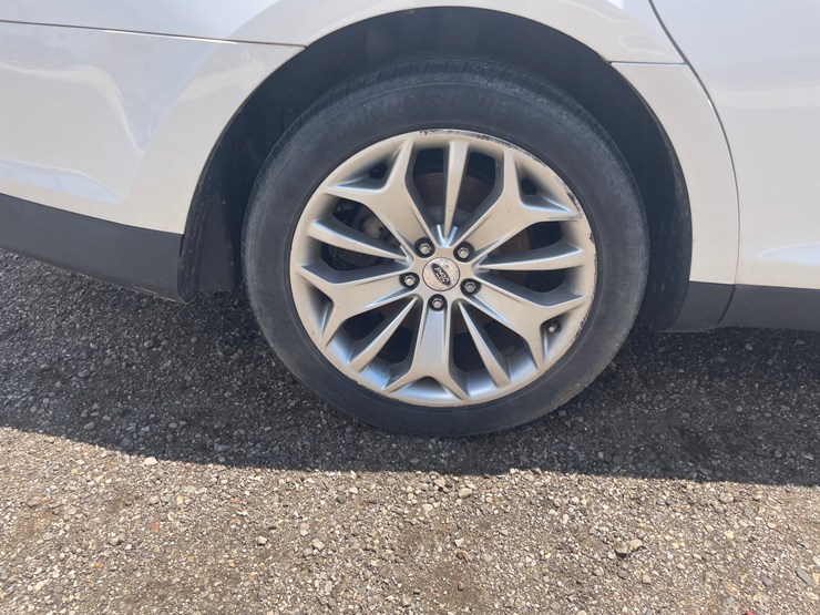 #2858-•-2015-ford-taurus-limited-(has-wi-title)-image-13