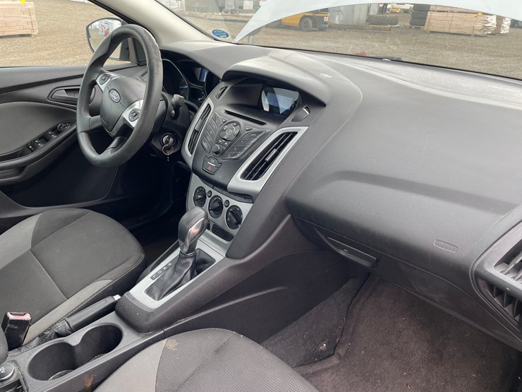 #2797-•-2012-ford-focus-se-sedan-image-34