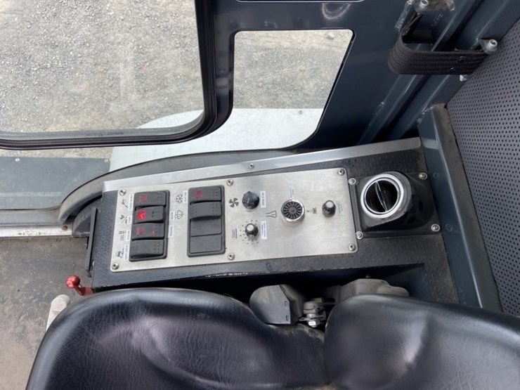 2013-cyclone-cy5500-surface-cleaning-truck-image-13