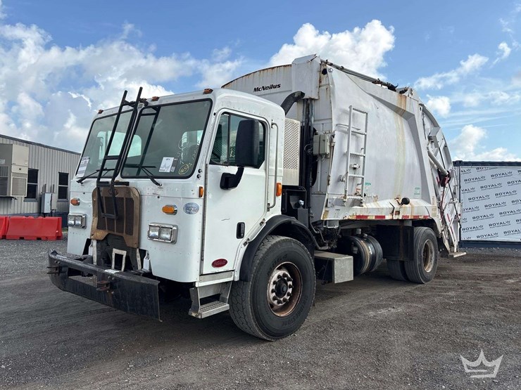 2015-peterbilt-320-image-1