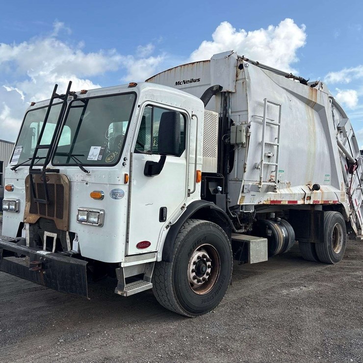 2015 PETERBILT 320