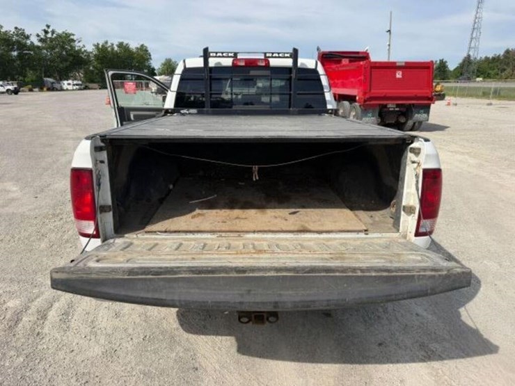 2017-ram-1500-slt-image-27