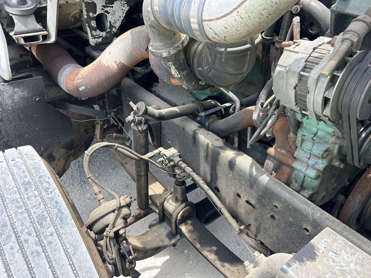 1996-freightliner-fld120-image-14