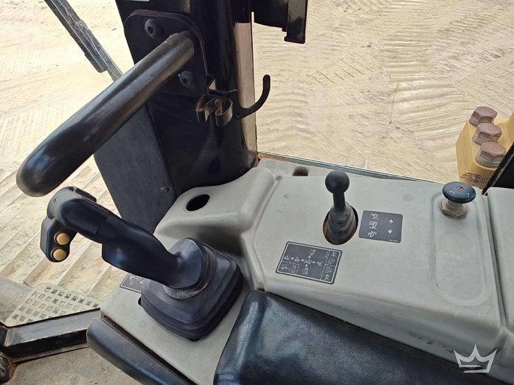 2016-caterpillar-d6h-image-18