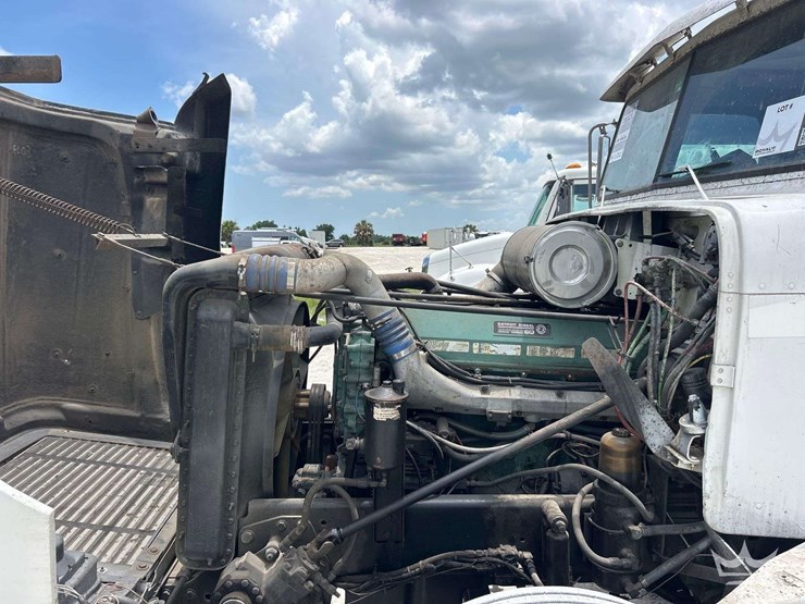 1996-freightliner-fld120-image-8