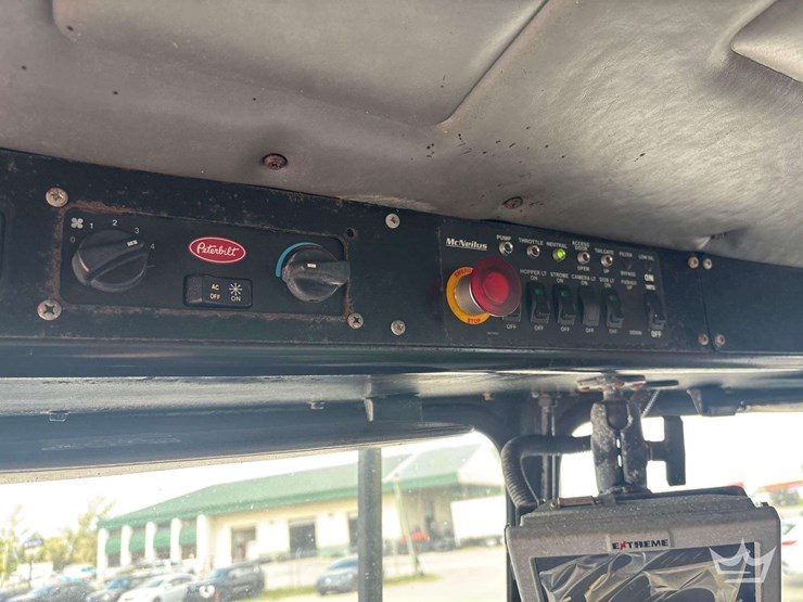 2015-peterbilt-320-image-12