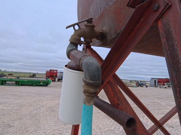 #2029-•-250-gallon-gravity-flow-fuel-tank-on-stand-image-3