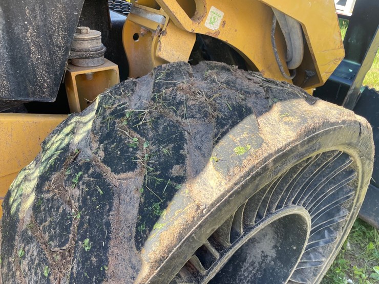 2020-caterpillar-246d3-image-26