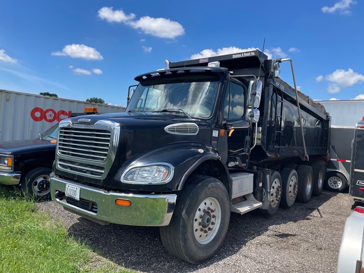 #2872-•-2006-freightliner-quad-axle-dump-truck-(title-in-delay)-image-1