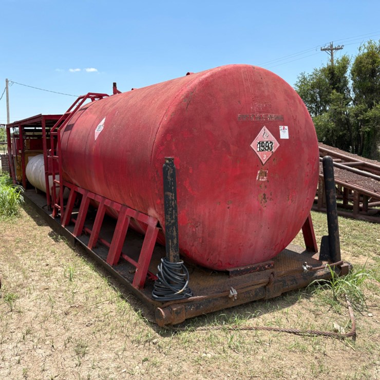 40’ x 8’ fuel/lube skid w/ 4-station closing unit