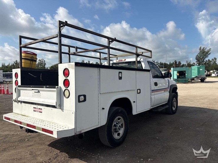 2005-gmc-sierra-2500hd-image-3