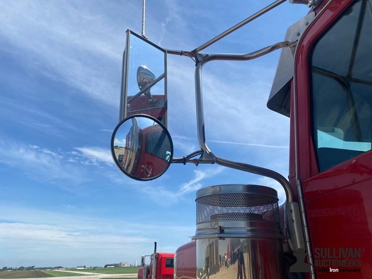 2013-peterbilt-388-image-13