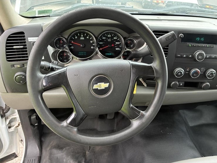 2011-chevrolet-silverado-2500-image-13
