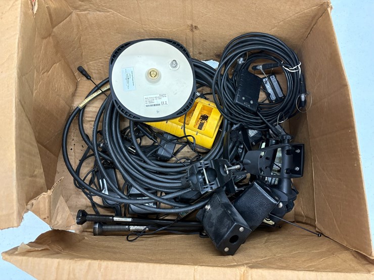 #3514-•-miscellaneous-batteries,-chargers-and-cables-|-located-in-st.-rose,-la-image-2