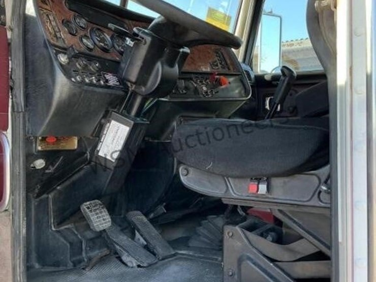 2005-peterbilt-379-image-22