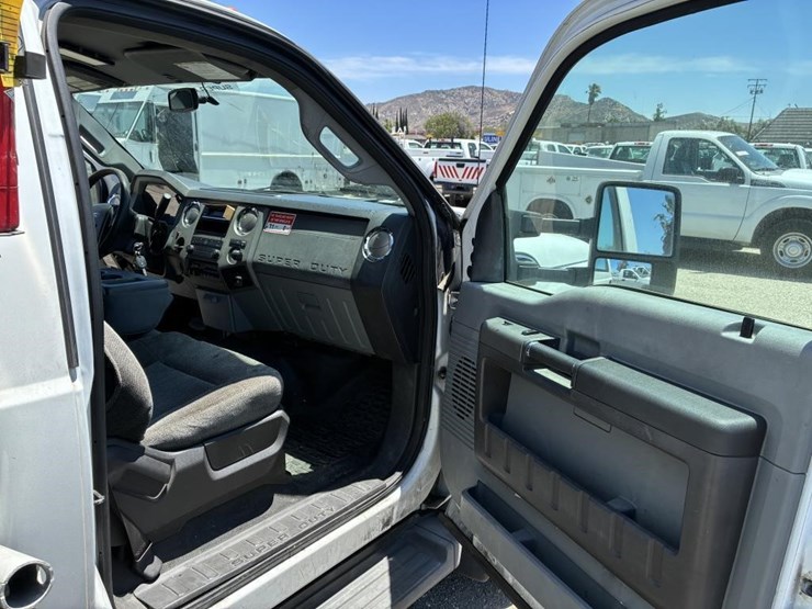 2011-ford-f550-image-14