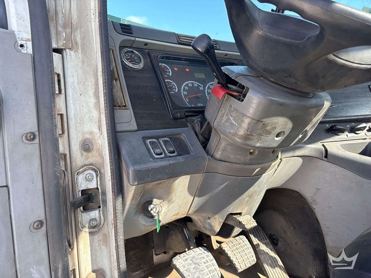 2008-freightliner-columbia-120-image-11