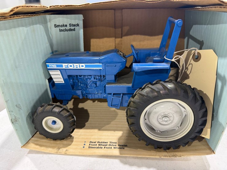 #47264-•-ford-7710-vintage-tractor-toy-image-7