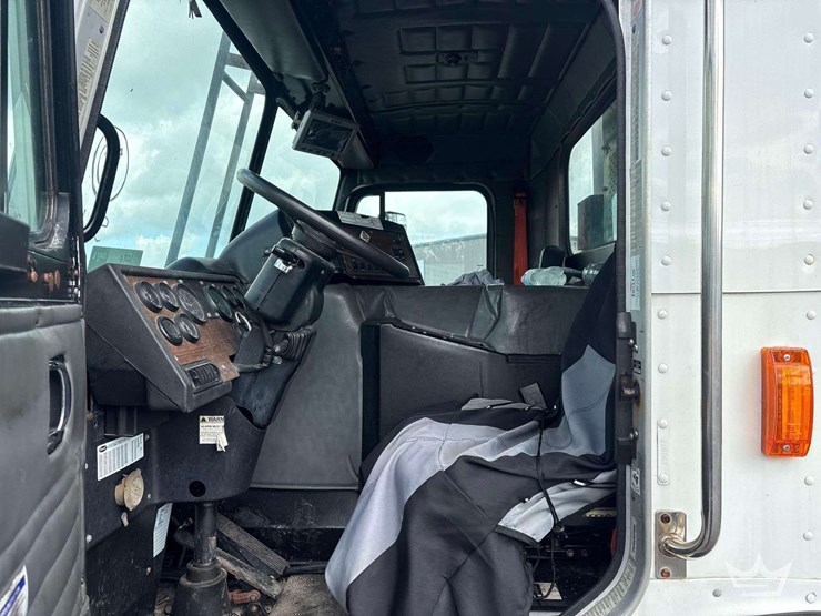 2015-peterbilt-320-image-17