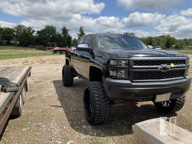 2015-chevrolet-silverado-1500-ls-image-2