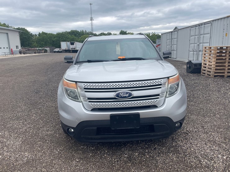2015-ford-explorer-xlt-image-2