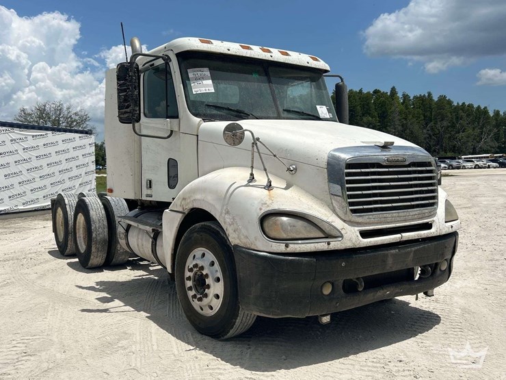 2005-freightliner-columbia-120-image-2