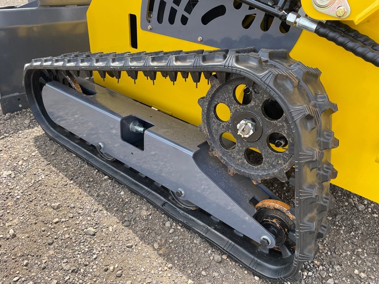 #2826-•-2026-landhero-mini-skid-steer-loader-image-9