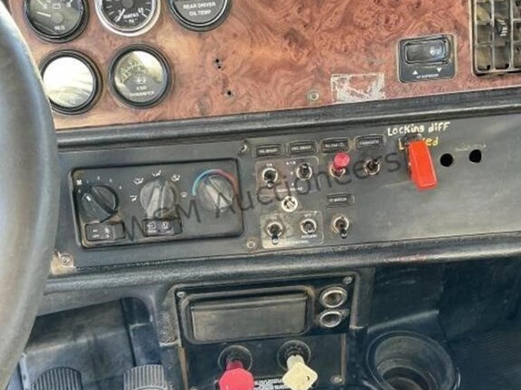 2005-peterbilt-379-image-19
