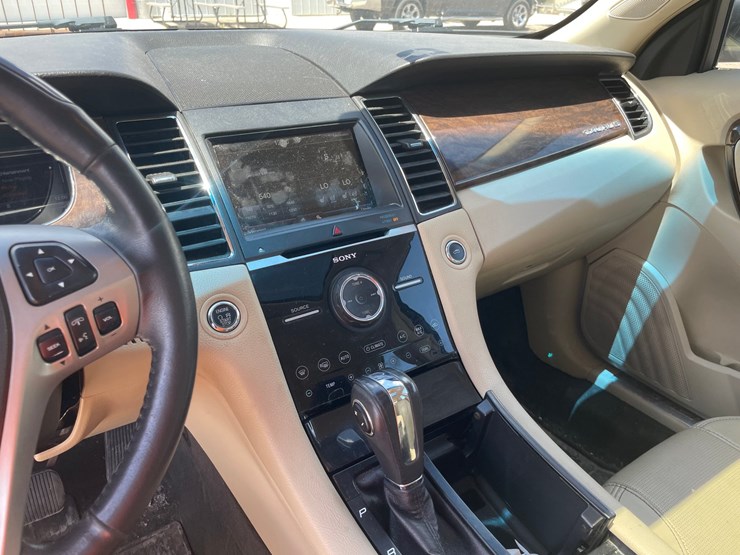 #2793-•-2013-ford-taurus-limited-sedan-(has-wi-title)-image-29