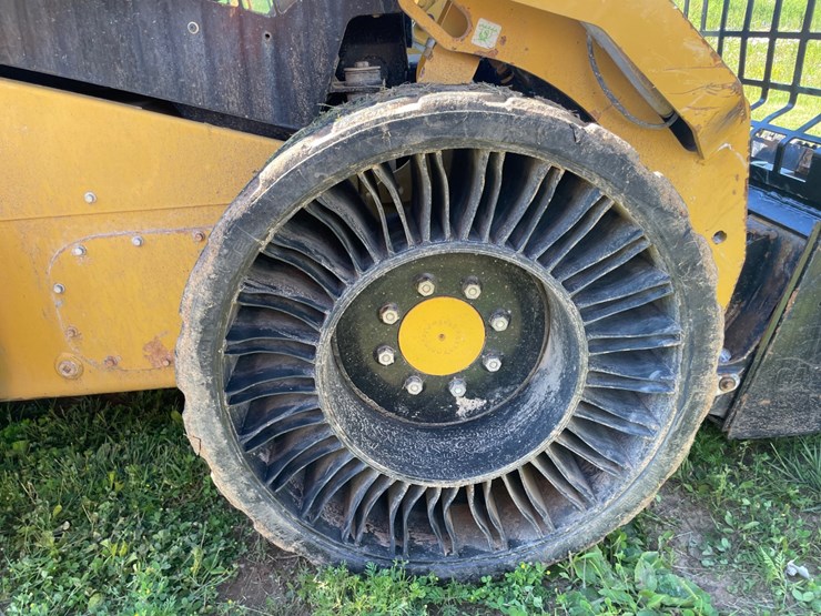 2020-caterpillar-246d3-image-27