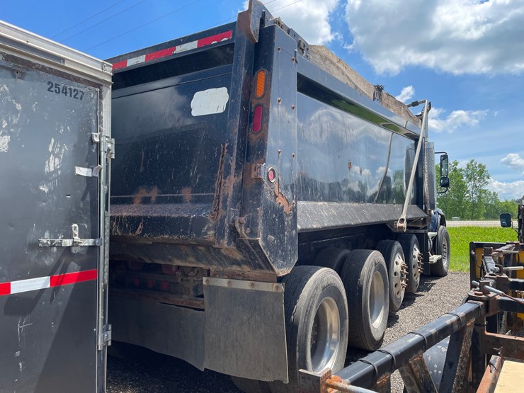 #2872-•-2006-freightliner-quad-axle-dump-truck-(title-in-delay)-image-4