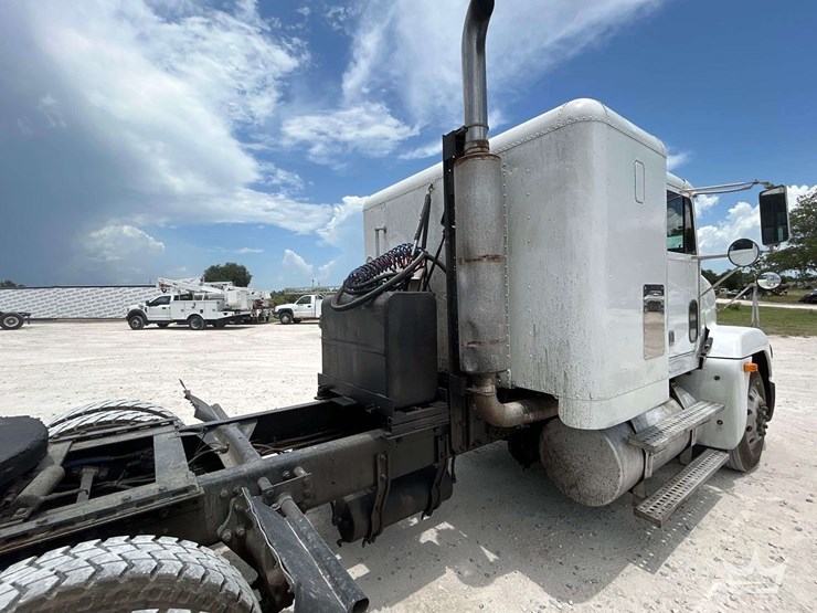 1996-freightliner-fld120-image-26