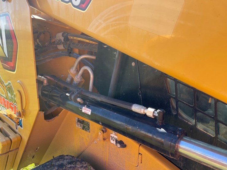 2020-caterpillar-246d3-image-30