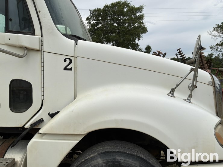 2004-freightliner-columbia-120-image-17